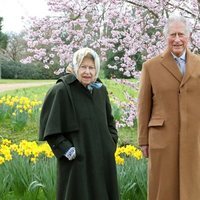 El Príncipe Carlos visitando a la Reina Isabel en el Castillo de Windsor por Pascua