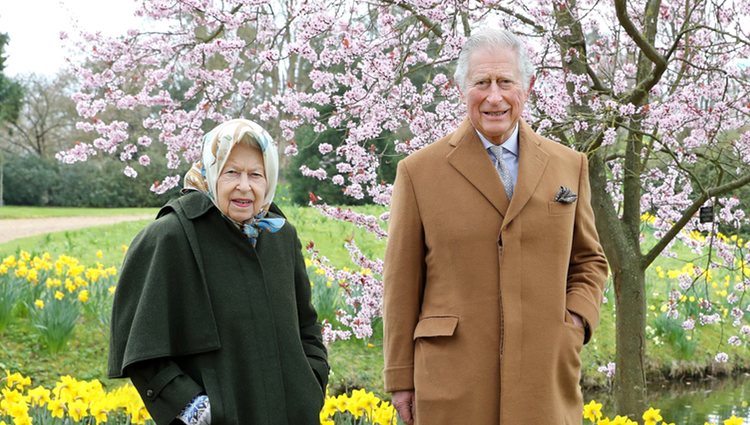 El Príncipe Carlos visitando a la Reina Isabel en el Castillo de Windsor por Pascua