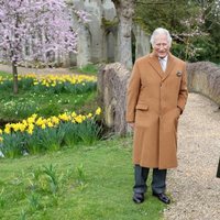 La Reina Isabel y el Príncipe Carlos paseando por Frogmore House en Windsor