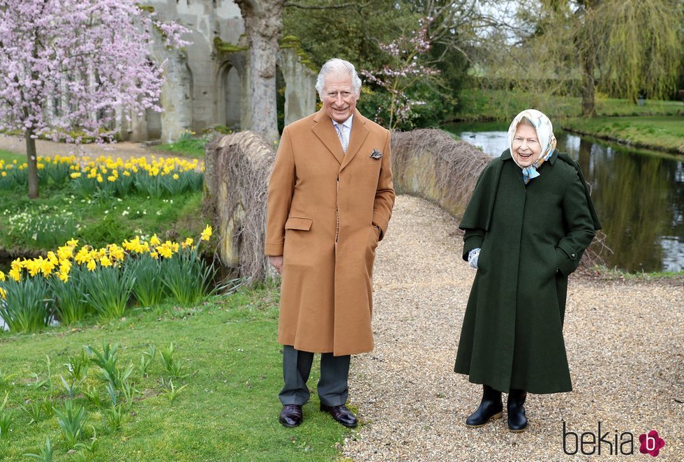 La Reina Isabel y el Príncipe Carlos paseando por Frogmore House en Windsor