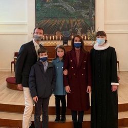 Joaquín y Marie de Dinamarca con sus hijos Enrique y Athena de Dinamarca en la Frederikskirken de París