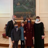 Joaquín y Marie de Dinamarca con sus hijos Enrique y Athena de Dinamarca en la Frederikskirken de París