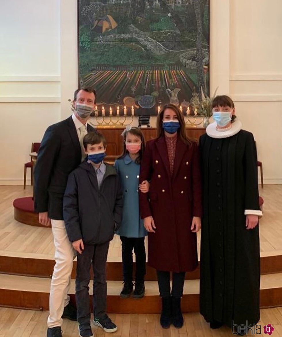 Joaquín y Marie de Dinamarca con sus hijos Enrique y Athena de Dinamarca en la Frederikskirken de París