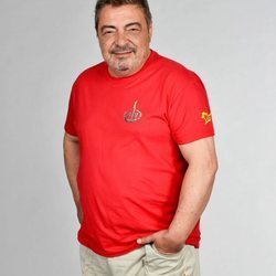 Antonio Canales posando en la foto oficial de 'Supervivientes 2021'