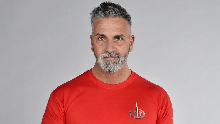 Carlos Alba posando en la foto oficial de 'Supervivientes 2021'