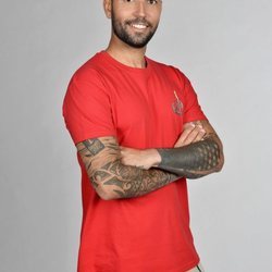 Omar Sánchez posando en la foto oficial de 'Supervivientes 2021'