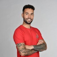 Omar Sánchez posando en la foto oficial de 'Supervivientes 2021'