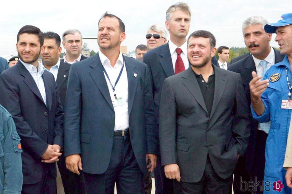 Abdalá de Jordania con sus hermanos Faisal y Hamzah de Jordania