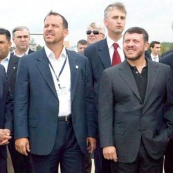 Abdalá de Jordania con sus hermanos Faisal y Hamzah de Jordania