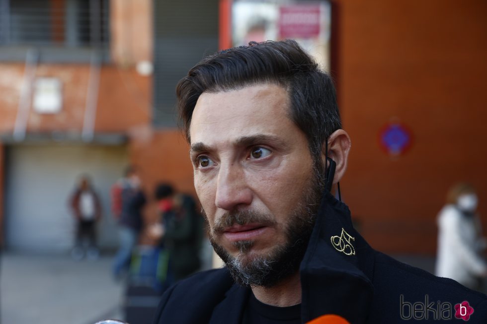 Antonio David Flores en Atocha atendiendo a los medios