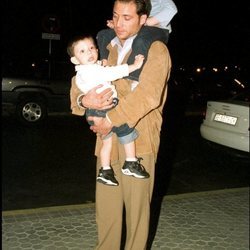 Antonio David Flores con sus hijos Rocío y David Flores en el año 2001