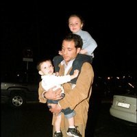 Antonio David Flores con sus hijos Rocío y David Flores en el año 2001