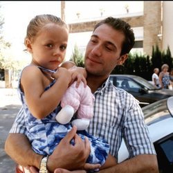 Antonio David Flores con su hija Rocío Flores en el año 1999