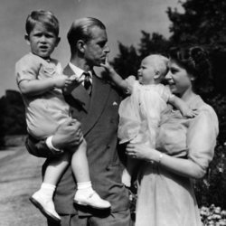 La Reina Isabel y el Duque de Edimburgo con sus hijos los Príncipes Carlos y Ana durante su infancia