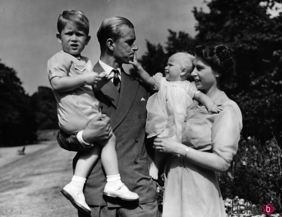 La Reina Isabel y el Duque de Edimburgo con sus hijos los Príncipes Carlos y Ana durante su infancia