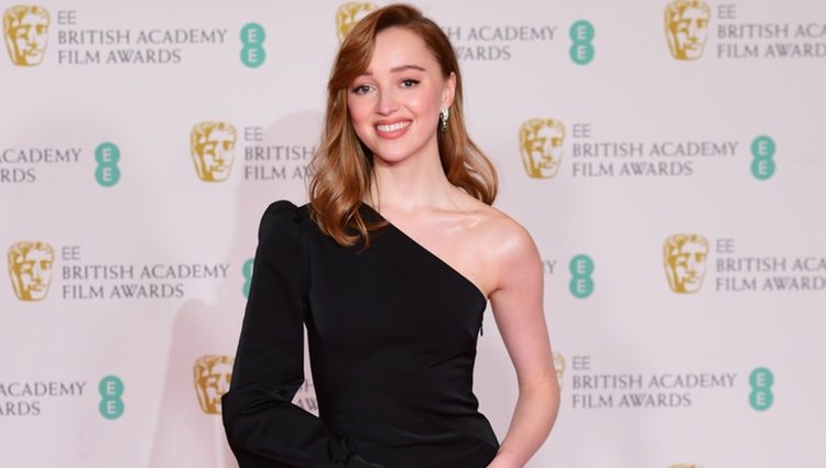 Phoebe Dynevor en los BAFTA 2021