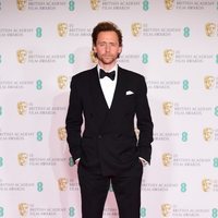 Tom Hiddleston en los BAFTA 2021