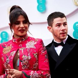 Nick Jonas y Priyanka Chopra en la alfombra roja de los BAFTA 2021