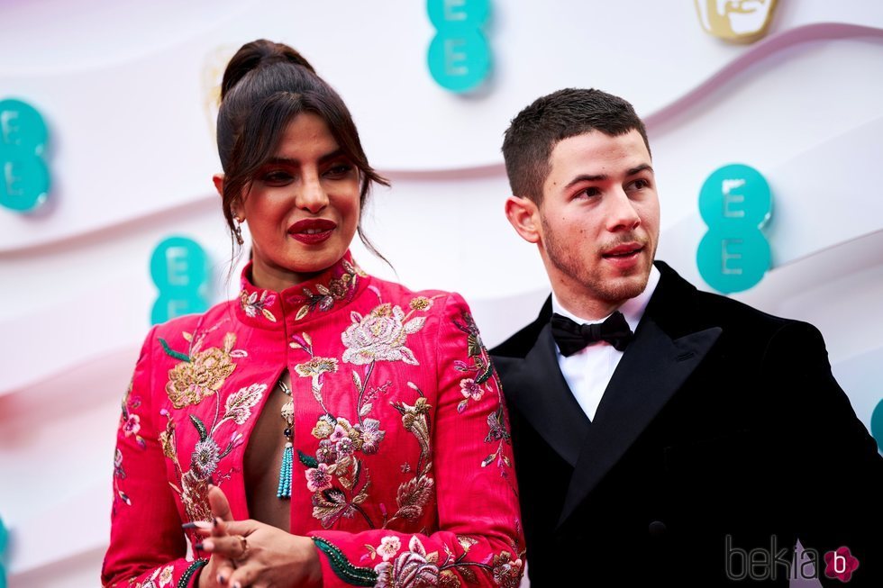 Nick Jonas y Priyanka Chopra en la alfombra roja de los BAFTA 2021