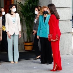 La Reina Letizia con Meritxell Batet, Pilar Llop y Carmen Calvo en el homenaje a Clara Campoamor en el Congreso