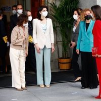 La Reina Letizia con Meritxell Batet, Pilar Llop y Carmen Calvo en el homenaje a Clara Campoamor en el Congreso