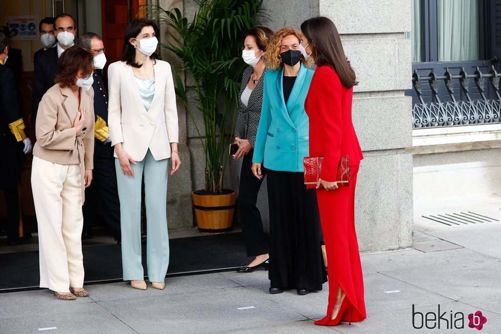 La Reina Letizia con Meritxell Batet, Pilar Llop y Carmen Calvo en el homenaje a Clara Campoamor en el Congreso