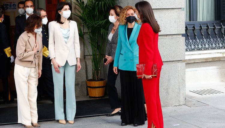 La Reina Letizia con Meritxell Batet, Pilar Llop y Carmen Calvo en el homenaje a Clara Campoamor en el Congreso