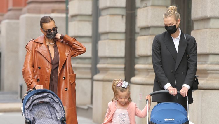 Irina Shayk, su hija Lea de Seine y Karlie Kloss junto a su hijo recién nacido por Nueva York