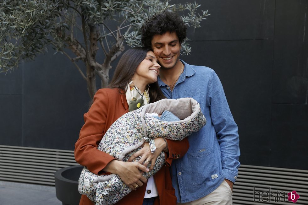 María García de Jaime y Tomás Páramo, felices con su hija Catalina en su salida del hospital