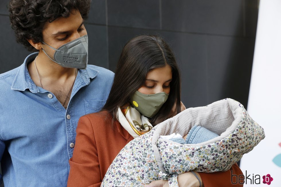 Tomás Páramo y María García de Jaime miran orgullosos a su hija Catalina en su salida del hospital