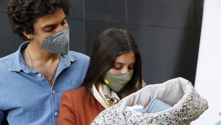 Tomás Páramo y María García de Jaime miran orgullosos a su hija Catalina en su salida del hospital