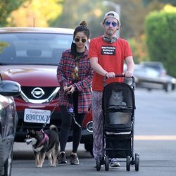 Macaulay Culkin y Brenda Song paseando a su perro y su gato