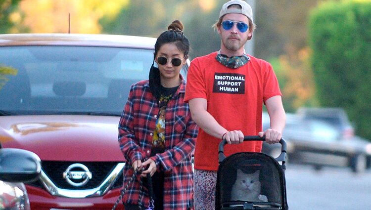 Macaulay Culkin y Brenda Song paseando a su perro y su gato