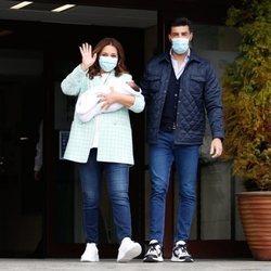 Paula Echevarría y Miguel Torres presentan a su hijo Miguel Junior en su salida del hospital