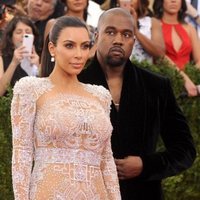 Kim Kardashian y Kanye West en la Gala del MET 2015