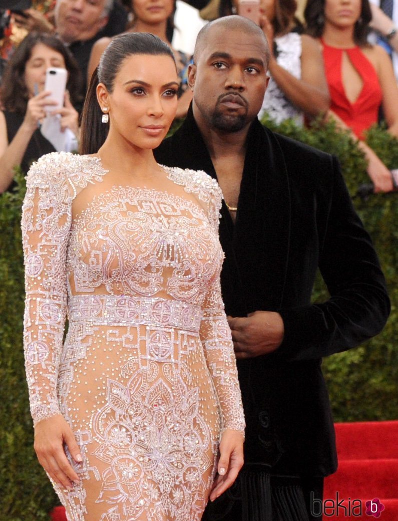 Kim Kardashian y Kanye West en la Gala del MET 2015