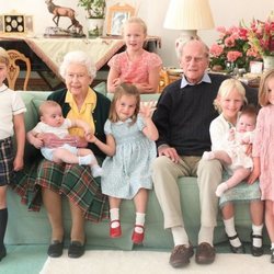 La Reina Isabel y el Duque de Edimburgo junto a siete de sus bisnietos