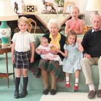 La Reina Isabel y el Duque de Edimburgo junto a siete de sus bisnietos