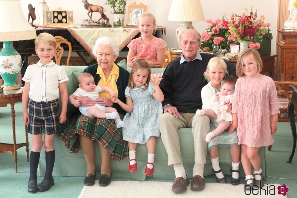 La Reina Isabel y el Duque de Edimburgo junto a siete de sus bisnietos