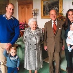 El Príncipe Guillermo y Kate Middleton con la Reina Isabel, el Duque de Edimburgo y dos de sus bisnietos