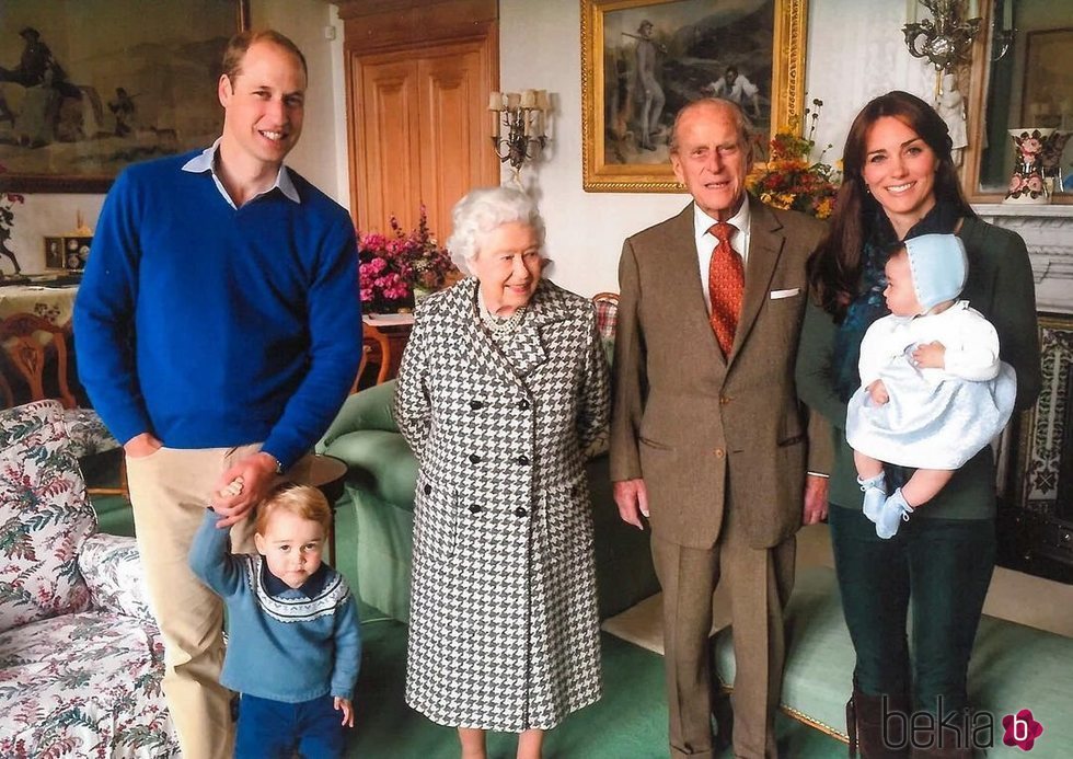 El Príncipe Guillermo y Kate Middleton con la Reina Isabel, el Duque de Edimburgo y dos de sus bisnietos