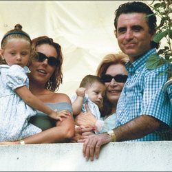 Rocío y David Flores con Rocío Carrasco, Rocío Jurado y Ortega Cano en la Virgen de Regla de 1999