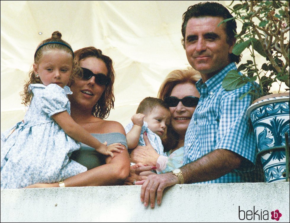 Rocío y David Flores con Rocío Carrasco, Rocío Jurado y Ortega Cano en la Virgen de Regla de 1999