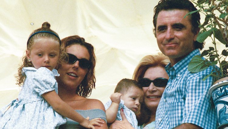 Rocío y David Flores con Rocío Carrasco, Rocío Jurado y Ortega Cano en la Virgen de Regla de 1999