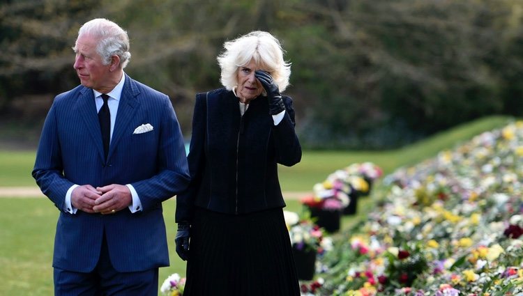 El Príncipe Carlos y Camilla Parker contemplan los tributos hacia el Duque de Edimburgo