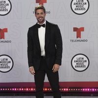 William Levy en la alfombra roja de los Latin American Music Awards 2021