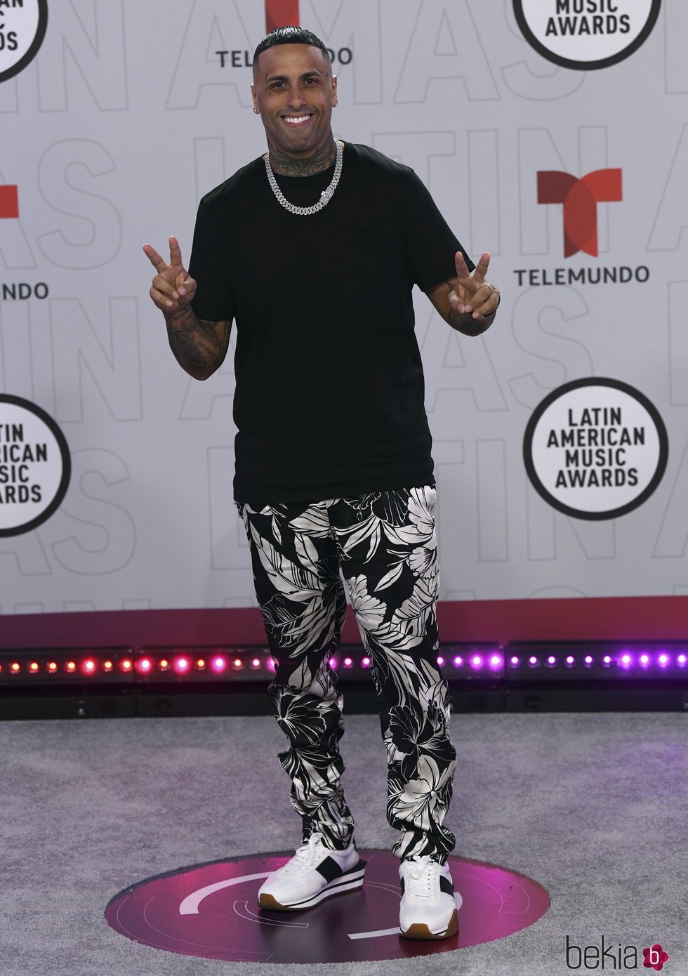 Nicky Jam en la alfombra roja de los Latin American Music Awards 2021