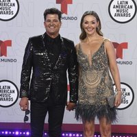 Carlos Vives y Claudia Elena Vasques en la alfombra roja de los Latin American Music Awards 2021