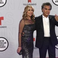 El Puma y Carolina Pérez en la alfombra roja de los Latin American Music Awards 2021