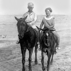 El Duque de Edimburgo y Miguel de Rumanía montando a caballo de niños